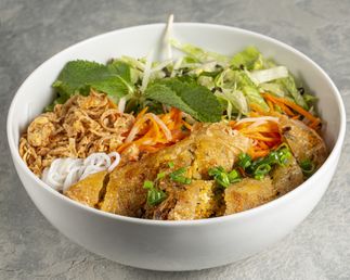 Bún chả giò Salade de vermicelles de riz avec rouleaux de printemps frits