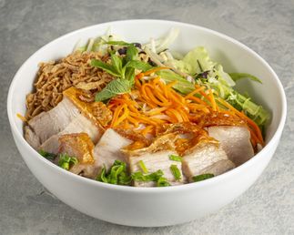Bún Heo Quay Salade de vermicelles de riz au porc croustillant